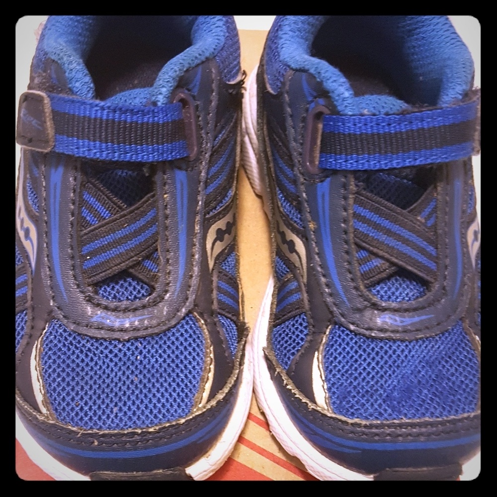 Boys saucony tennis shoes size 5.5
